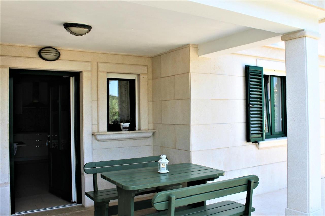 Apartmani Klaudija Valun Buitenkant foto