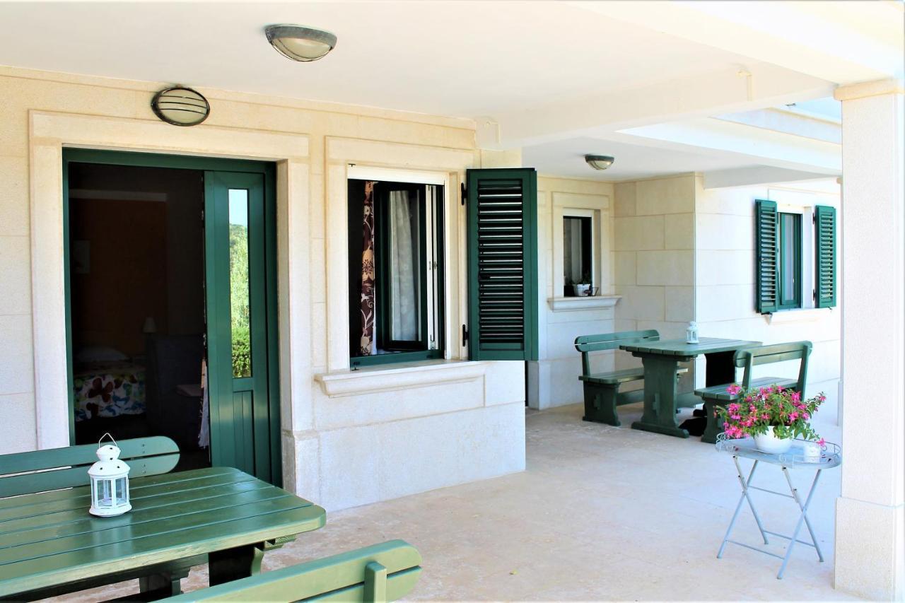 Apartmani Klaudija Valun Buitenkant foto