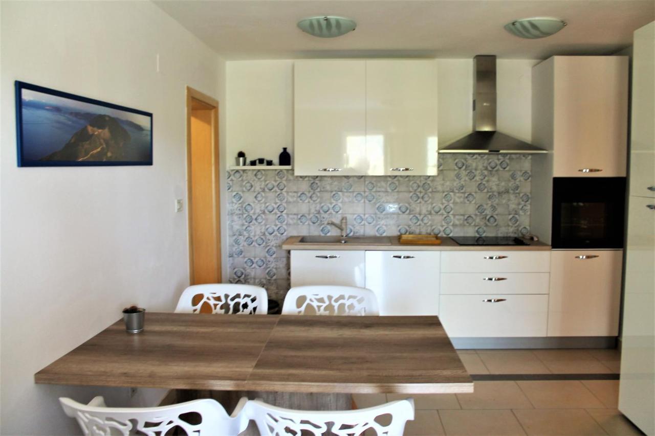 Apartmani Klaudija Valun Buitenkant foto