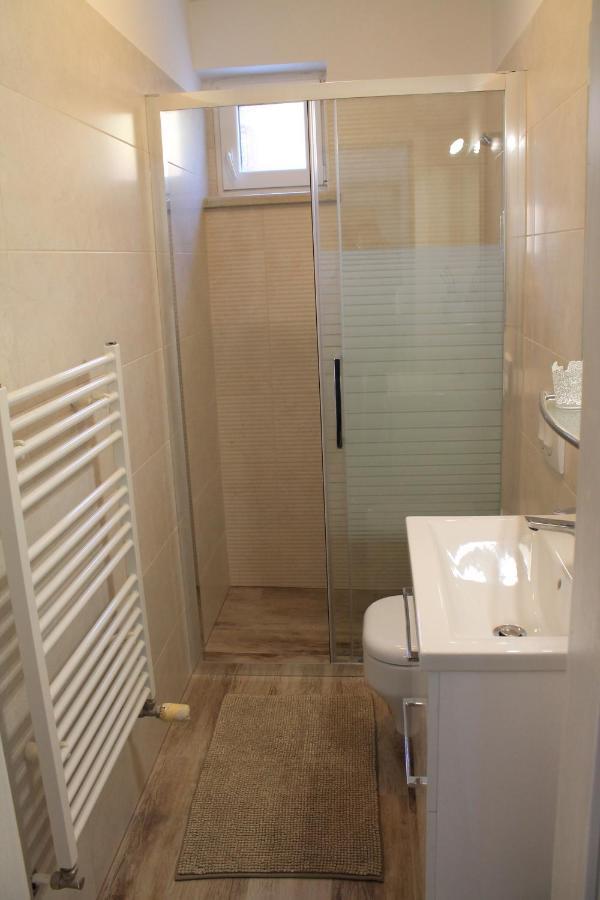 Apartmani Klaudija Valun Buitenkant foto